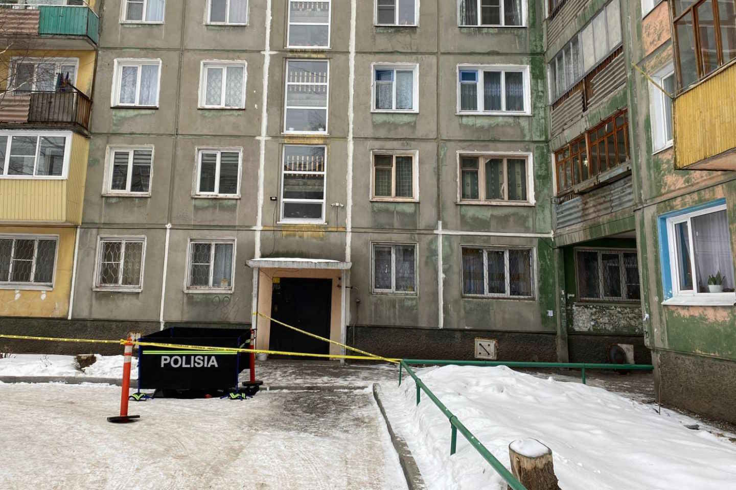 Усть-Каменогорск и ВКО / Сегодня в Усть-Каменогорске  во дворе дома по улице Казахстан, 98/1 был убит мужчина