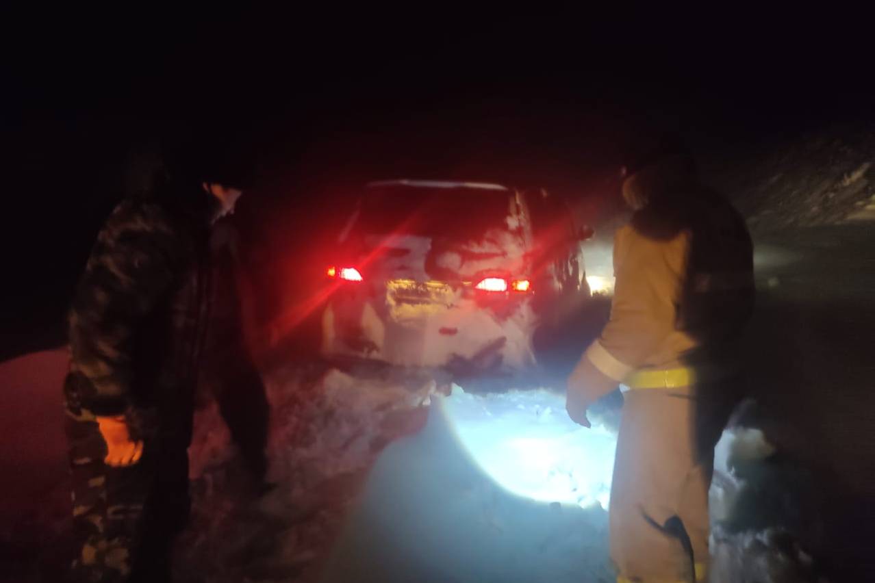 Происшествия в Казахстане и мире / Спасатели пришли на помощь автомобилисту в ВКО