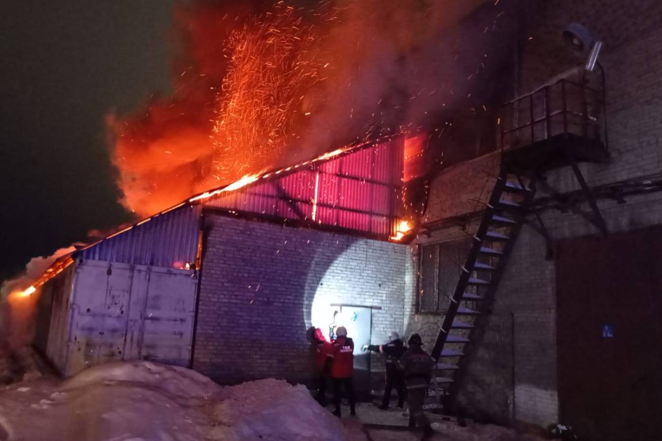 Происшествия в Казахстане и мире / Два часа огнеборцы не могли справится с крупным пожаром на предприятии в ВКО