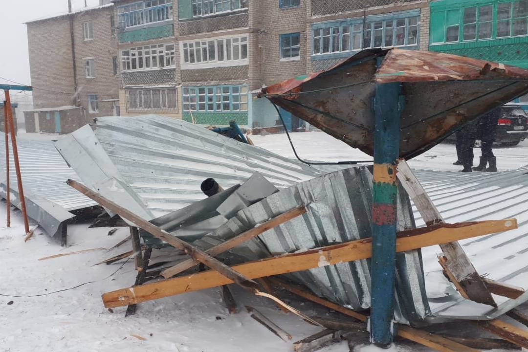 Происшествия в Казахстане и мире / Сильный ветер поднялся в ВКО и сорвал крышу зданий