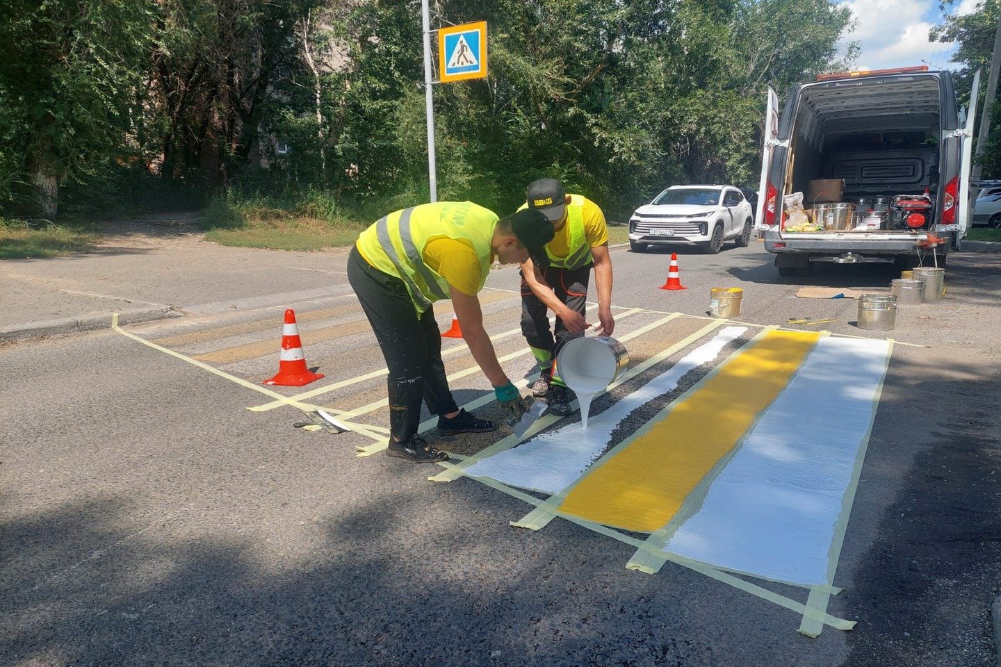 Усть-Каменогорск и ВКО / ШҚО-да мектепке апарар жолдарда қауіпсіздік белгілері орнатылуда