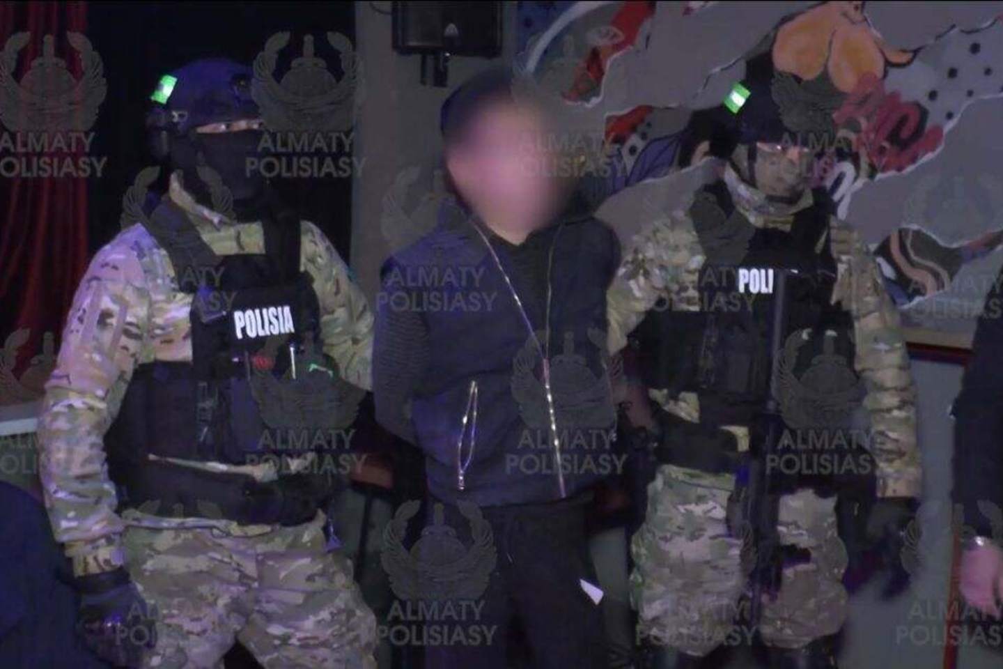 Происшествия в Казахстане и мире / Криминальные новости / Оперативники и спецназ нагрянули в один из ночных клубов Алматы