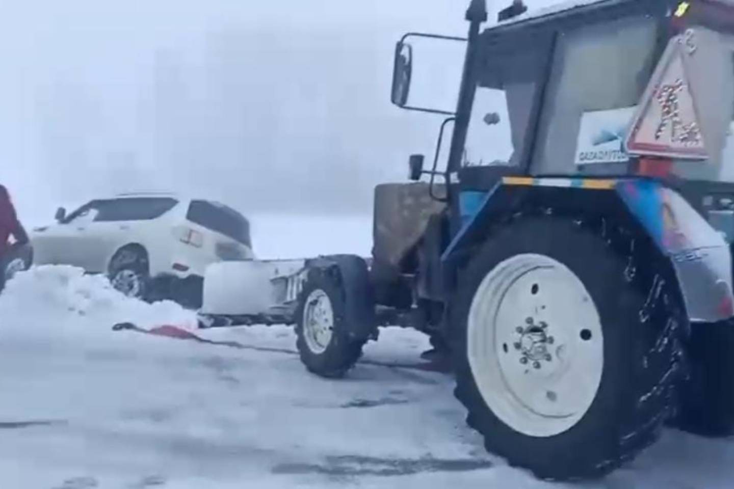 Происшествия в Казахстане и мире / ДТП / Полицейские вытащили машины из сугробов на трассе в ВКО