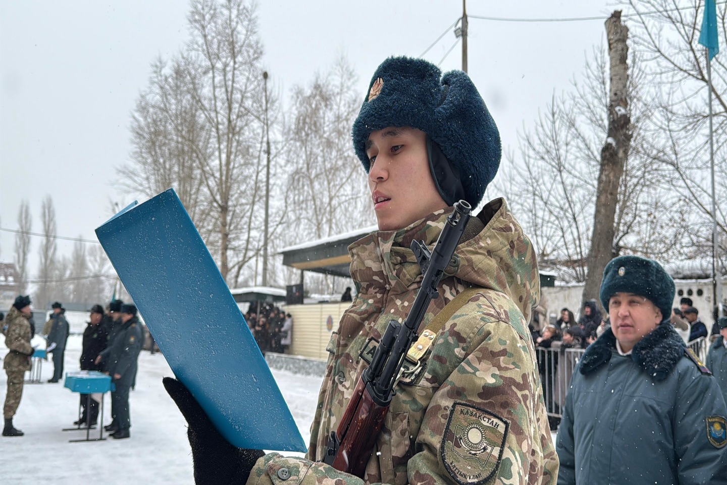 Усть-Каменогорск и ВКО /  Елімізге  белгілі дәстүрлі  әншінің  ұлы әскери борышын Өскменде өтейді  