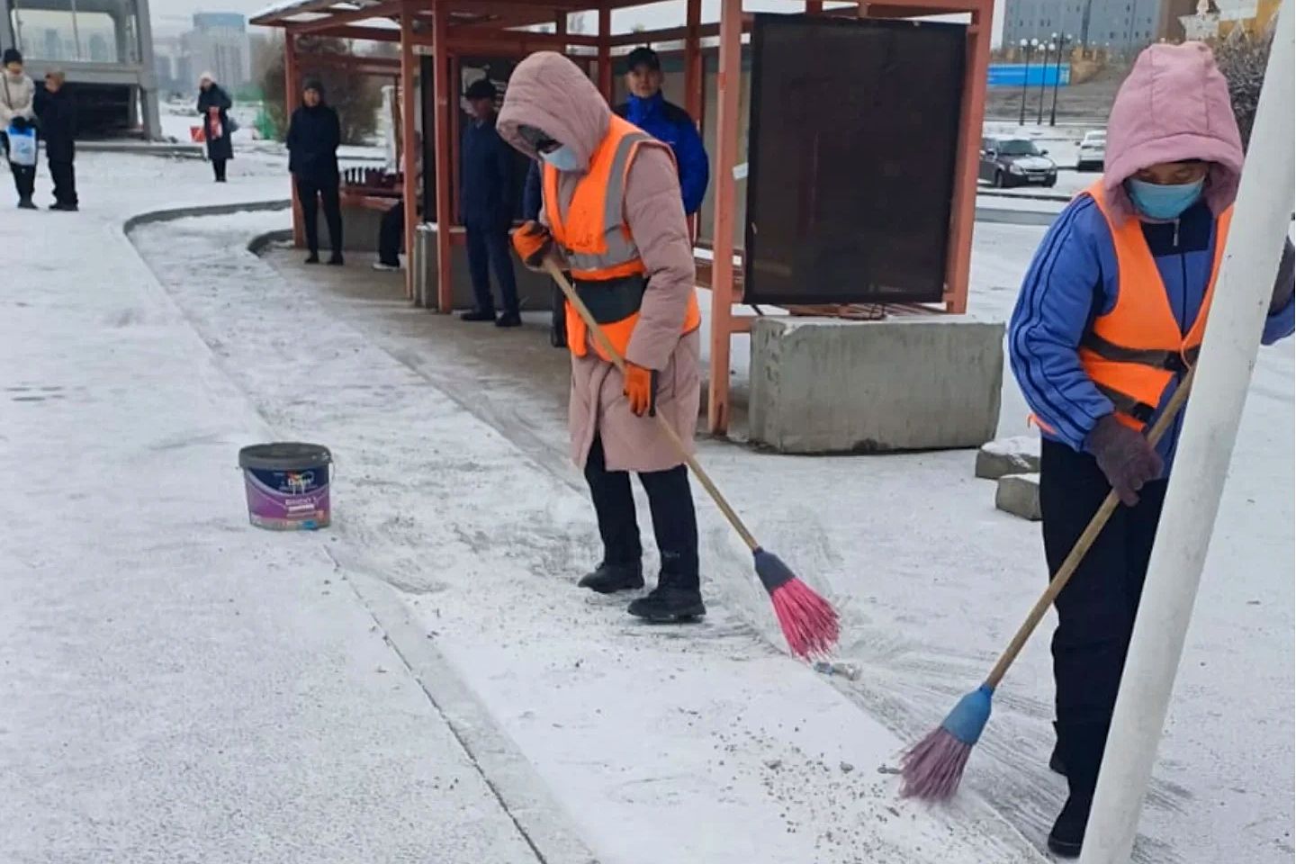 Усть-Каменогорск и ВКО / Усть-Каменогорск / Коммунальщики Усть-Каменогорска вышли на борьбу с гололедицей Усть-Каменогорск и ВКО / Усть-Каменогорск / Коммунальщики Усть-Каменогорска вышли на борьбу с гололедицей