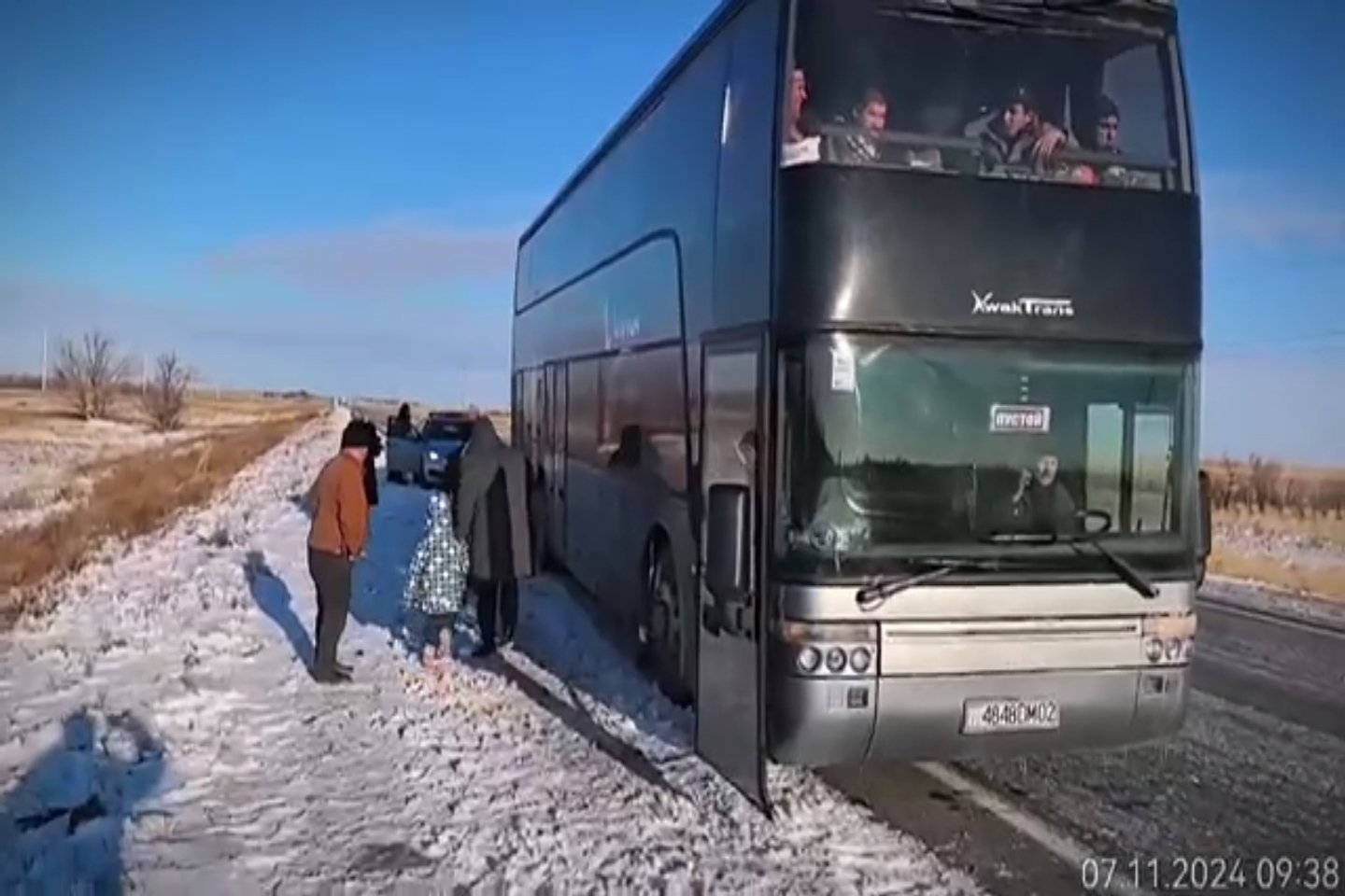 Происшествия в Казахстане и мире / ЧП в Казахстане и в мире / Полицейские помогли застрявшим на трассе иностранцам в Актюбинской области