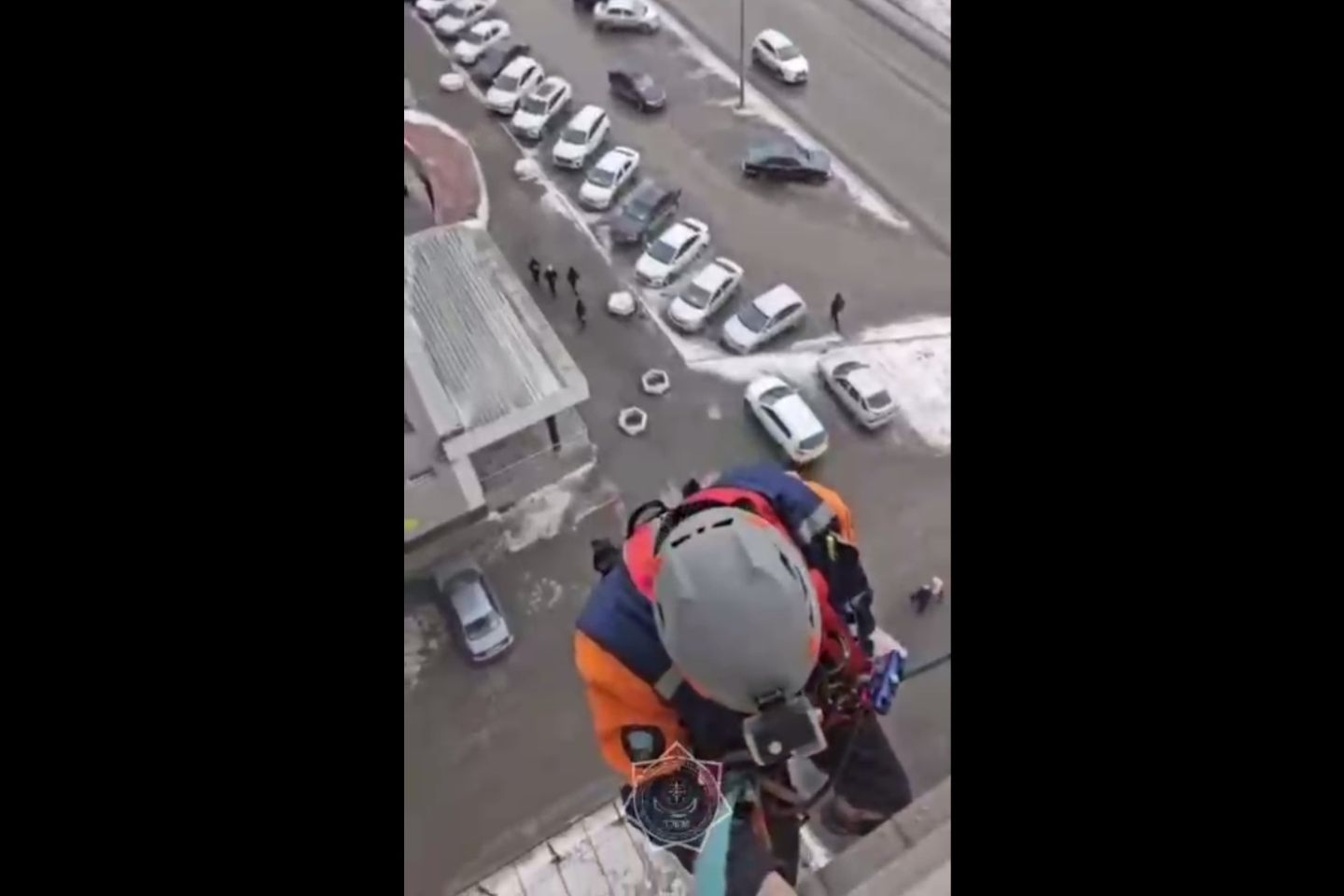 Новости Казахстана / Казахстанские спасатели спустились с 10-го этажа, чтобы вызволить ребенка