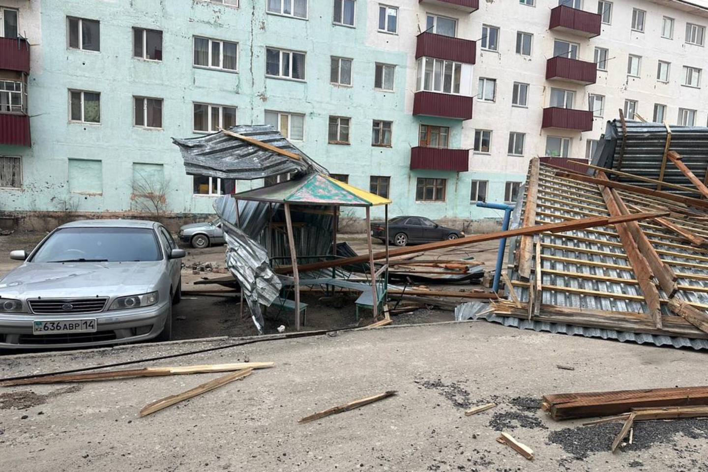 Происшествия в Казахстане и мире / Летающая кровля зданий, отключение света: ситуация в Павлодарской области