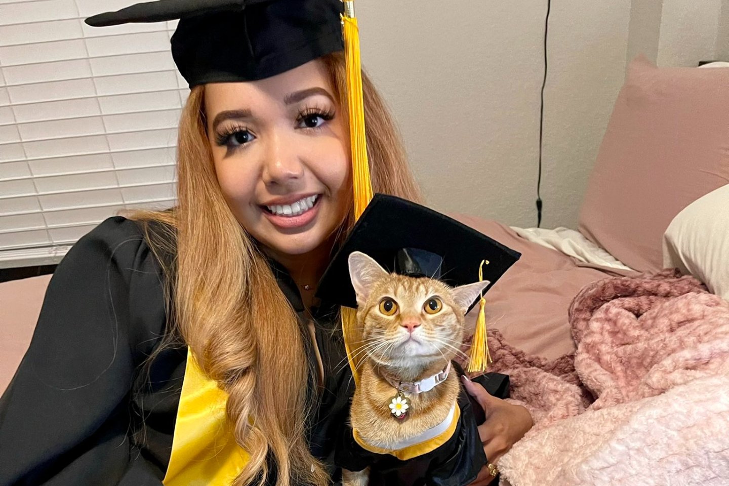 Новости мира / Интересные новости / Жительница США помогла своей кошке стать выпускницей университета