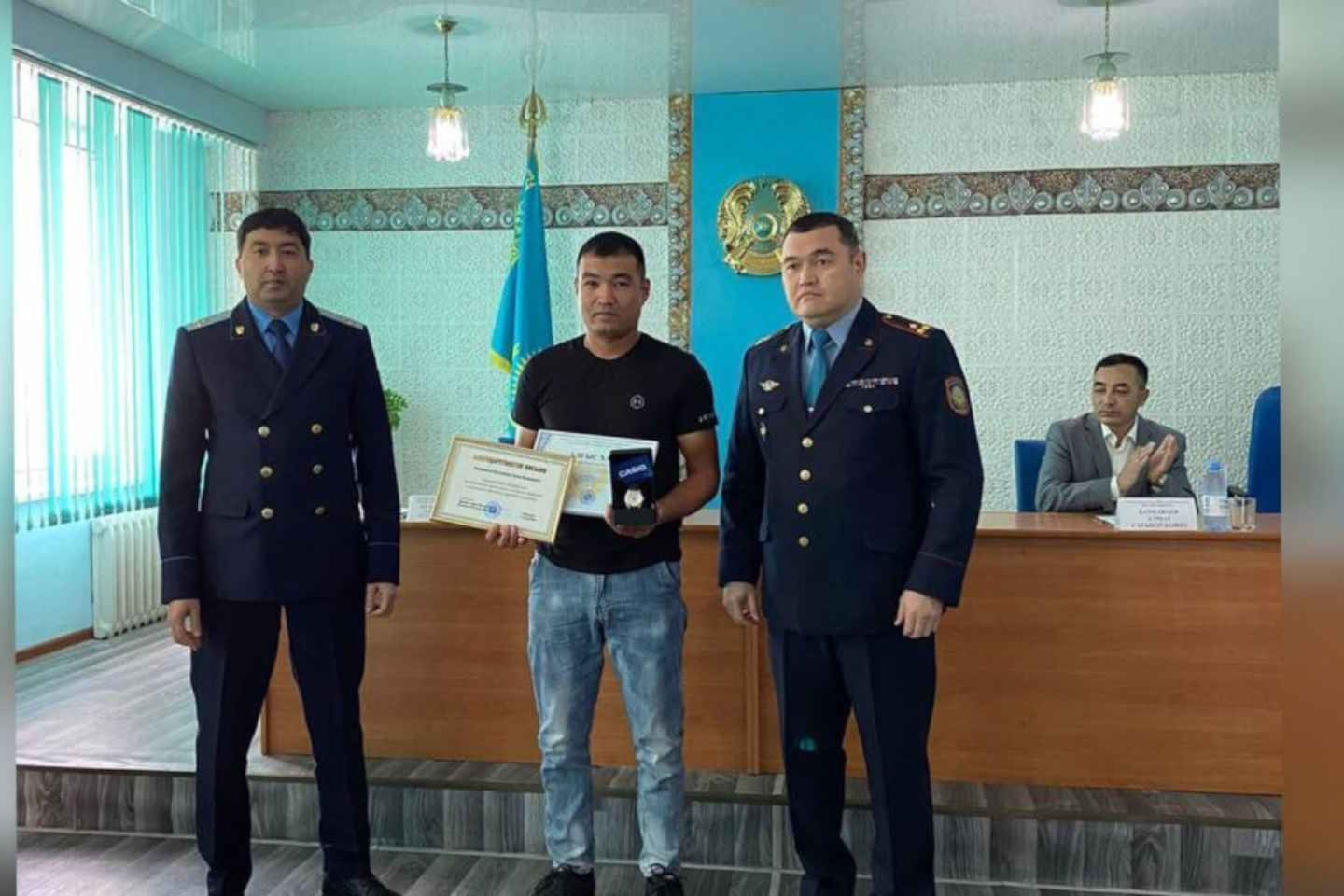 Новости Казахстана / Общество в Казахстане / Полиция Лисаковска наградила бдительного таксиста