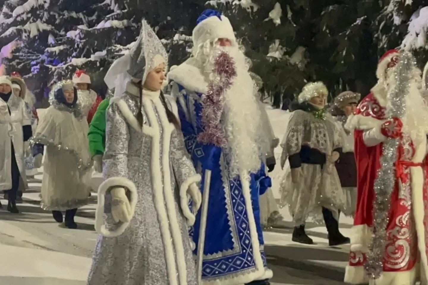 Усть-Каменогорск и ВКО / Алтай (район Алтай) / Парадом Дедов Морозов и Снегурочек отметили наступающий Новый год в городе Алтае Усть-Каменогорск и ВКО / Алтай (район Алтай) / Парадом Дедов Морозов и Снегурочек отметили наступающий Новый год в городе Алтае