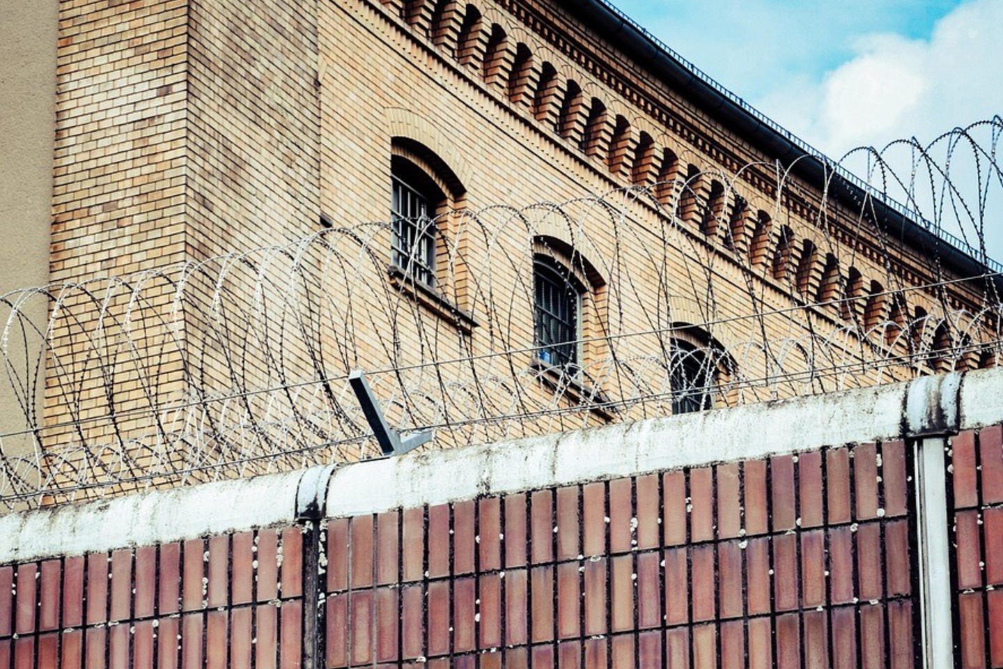 Усть-Каменогорск и ВКО / Өскеменде түрмеге есірткі лақтырмақ болған адам ұсталды Усть-Каменогорск и ВКО / Өскеменде түрмеге есірткі лақтырмақ болған адам ұсталды