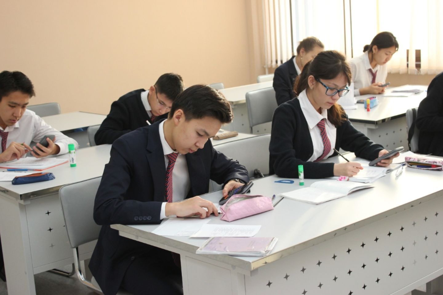 Усть-Каменогорск и ВКО / Школьники Усть-Каменогорска продолжат учиться онлайн