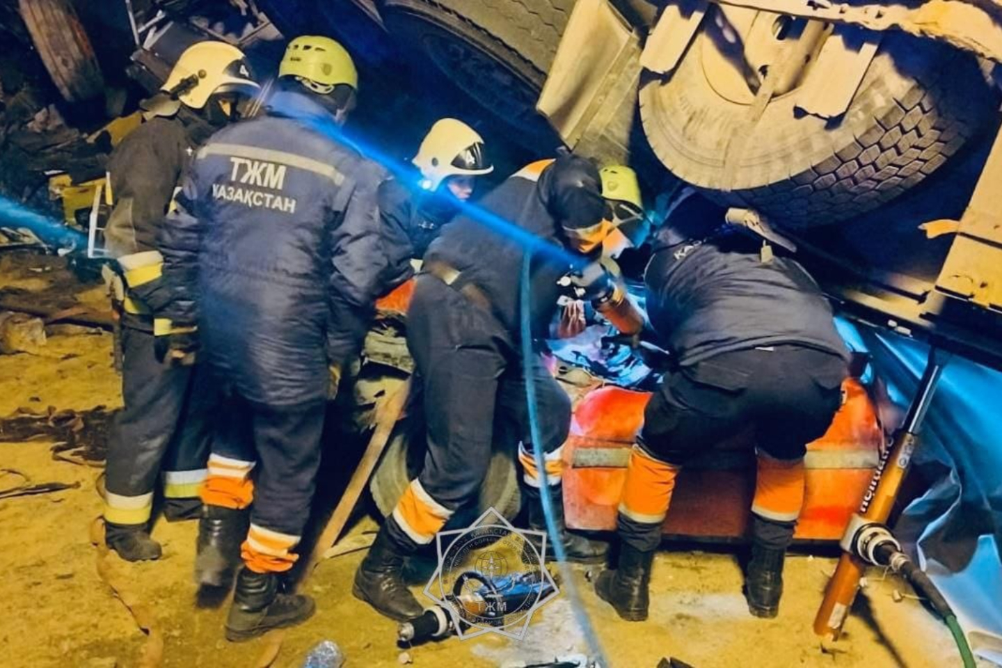 Происшествия в Казахстане и мире / Человек застрял в искореженной машине на трассе Алматы - Усть-Каменогорск