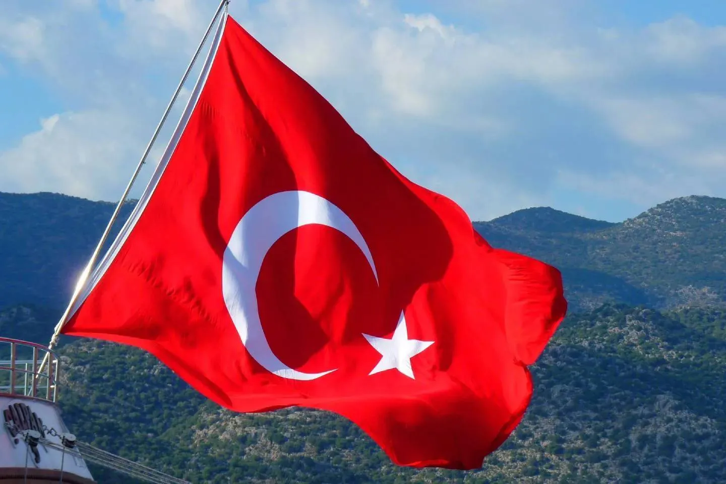 Новости мира / Политика в мире / Партия Президента Турции получила в парламенте страны 268 мест из 600