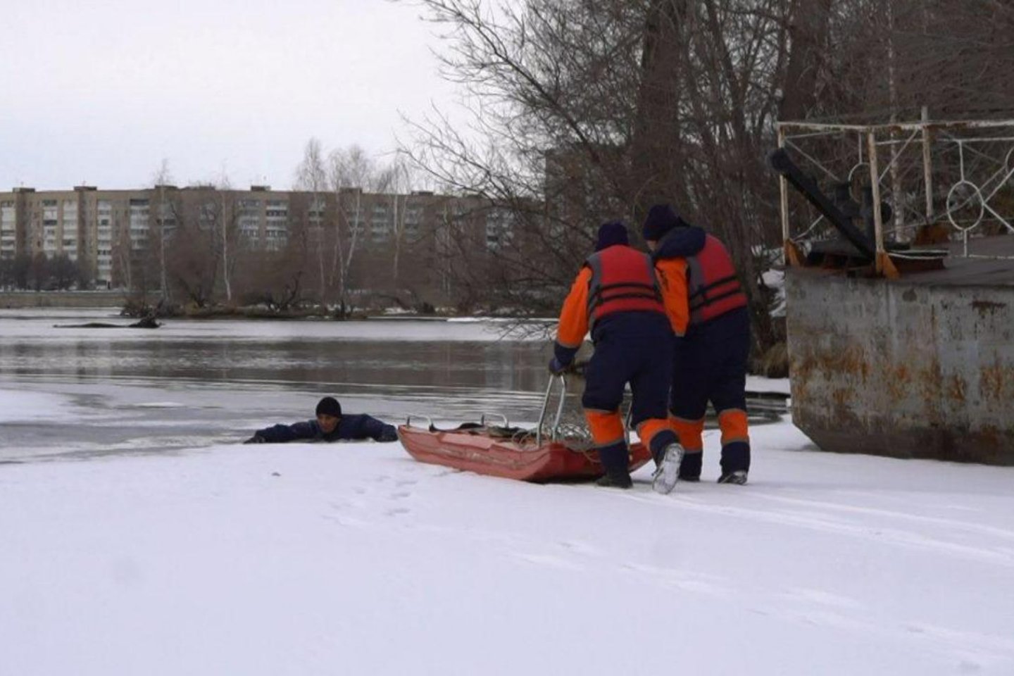Усть-Каменогорск и ВКО / Опасность провалиться под лед: спасатели смоделировали ситуацию