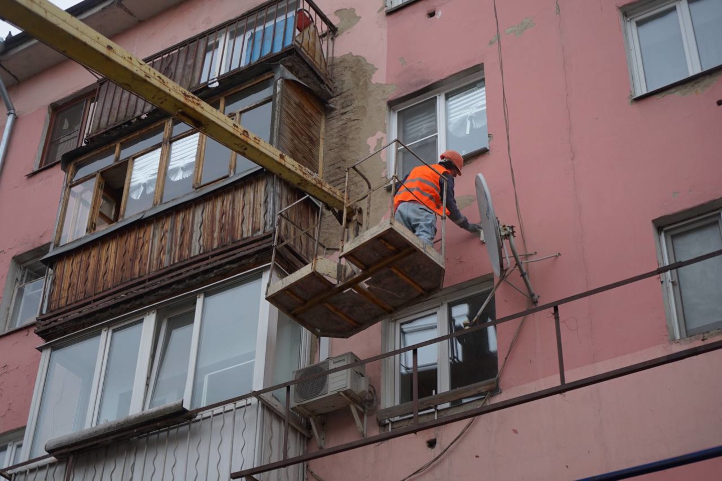 Усть-Каменогорск и ВКО / Назарбаев даңғылындағы 14 үйдің сырты боялады Усть-Каменогорск и ВКО / Назарбаев даңғылындағы 14 үйдің сырты боялады