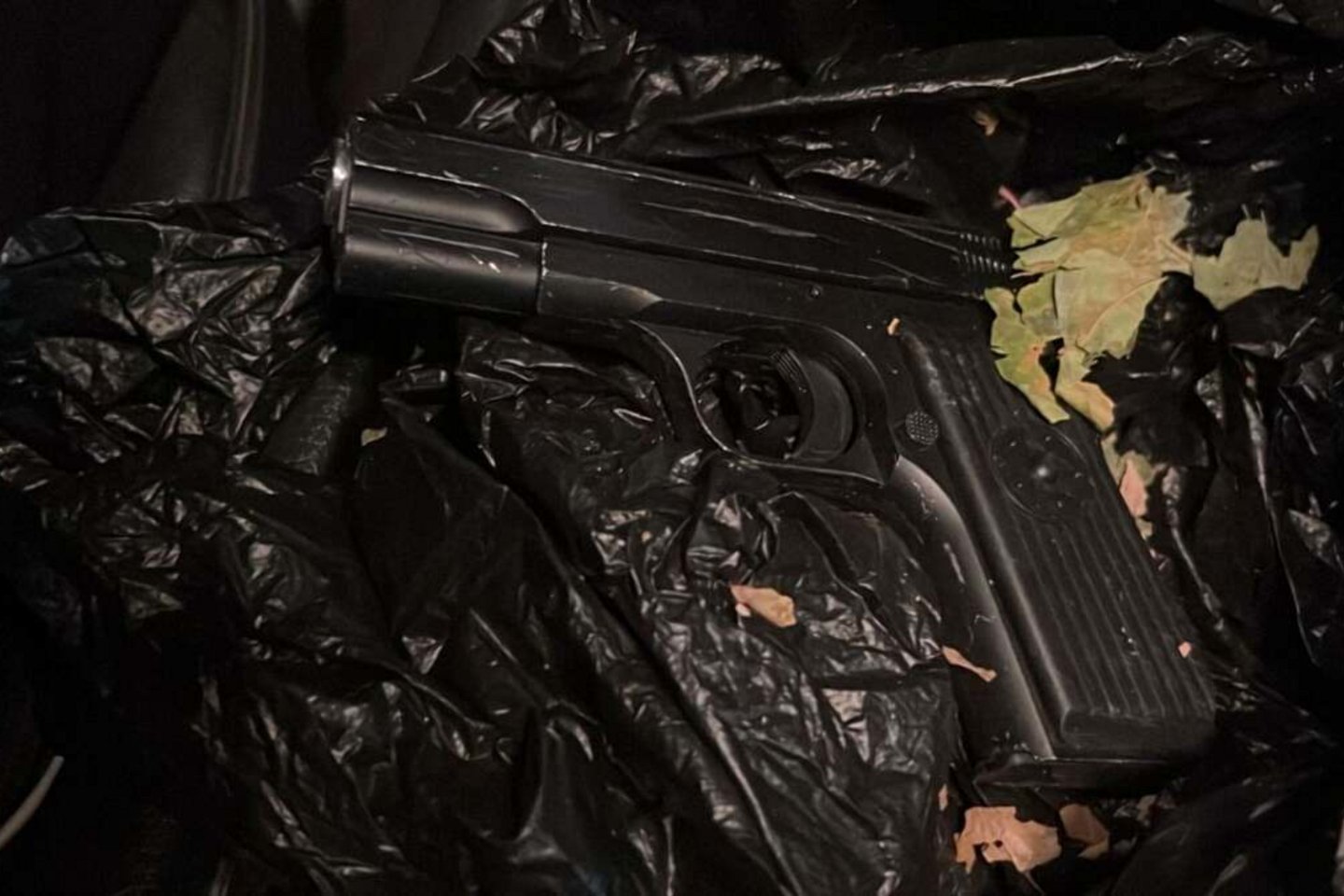 Происшествия в Казахстане и мире / Криминальные новости / Разбойник с игрушечным пистолетом ограбил игровой клуб в Караганде