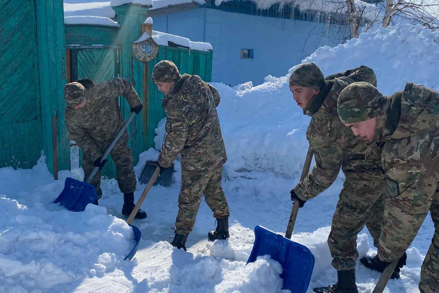 Усть-Каменогорск и ВКО / В Усть-Каменогорске гвардейцы пришли на помощь ветерану