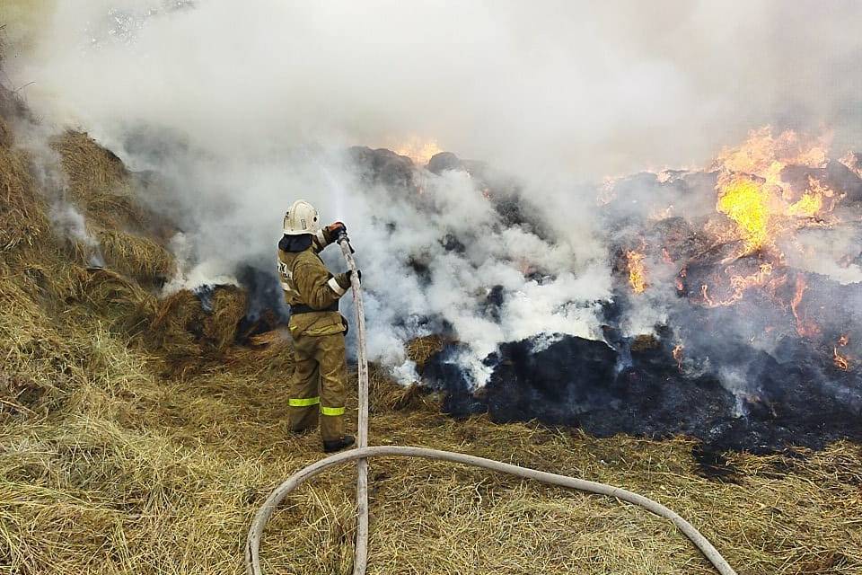 Происшествия в Казахстане и мире / Свыше 110 тонн сена горело вчера в ВКО