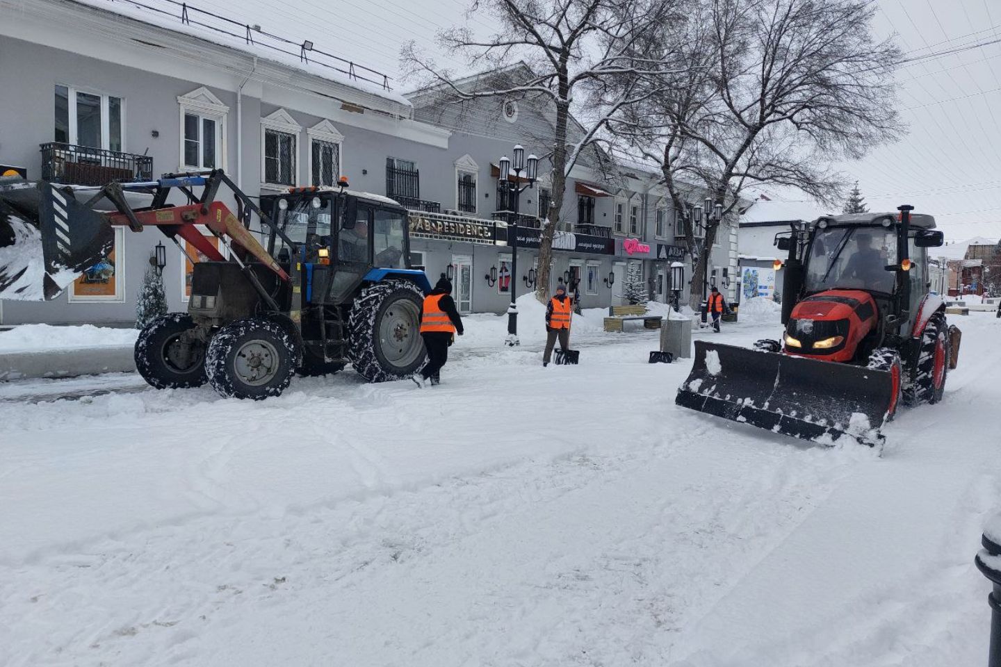 Усть-Каменогорск и ВКО / Усть-Каменогорск / Коммунальщики Усть-Каменогорска бросили все силы на уборку улиц от снега