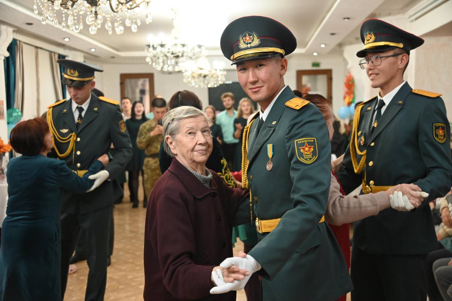 Усть-Каменогорск и ВКО / Необычное поздравление для жителей одного из социальных учреждений придумали военные ВКО