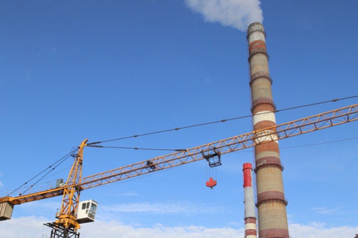 Происшествия в Казахстане и мире / Дымовая труба ТЭЦ накренилась в Петропавловске