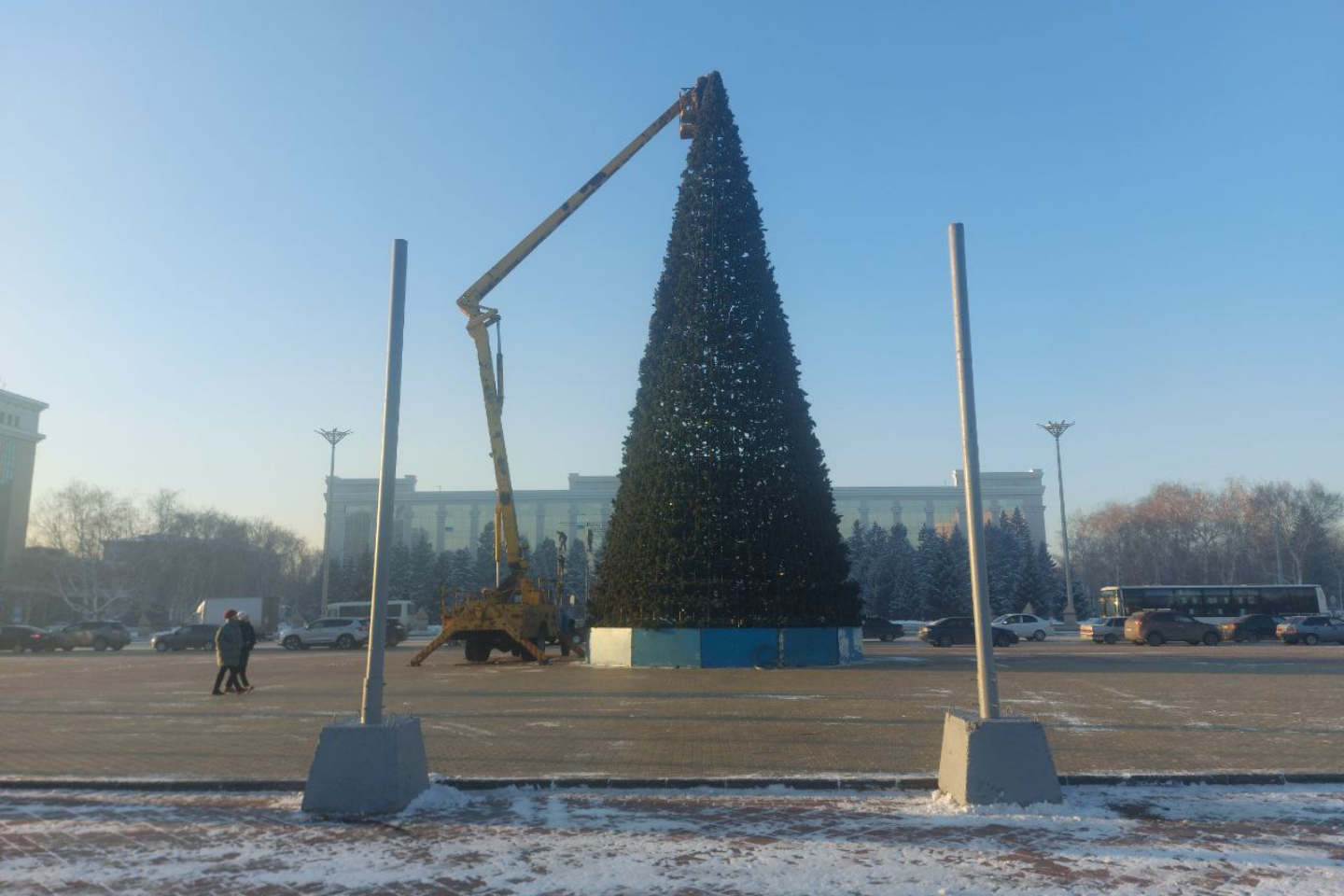 Усть-Каменогорск и ВКО / Усть-Каменогорск / На Площади Республики в Усть-Каменогорске появилась новогодняя елка