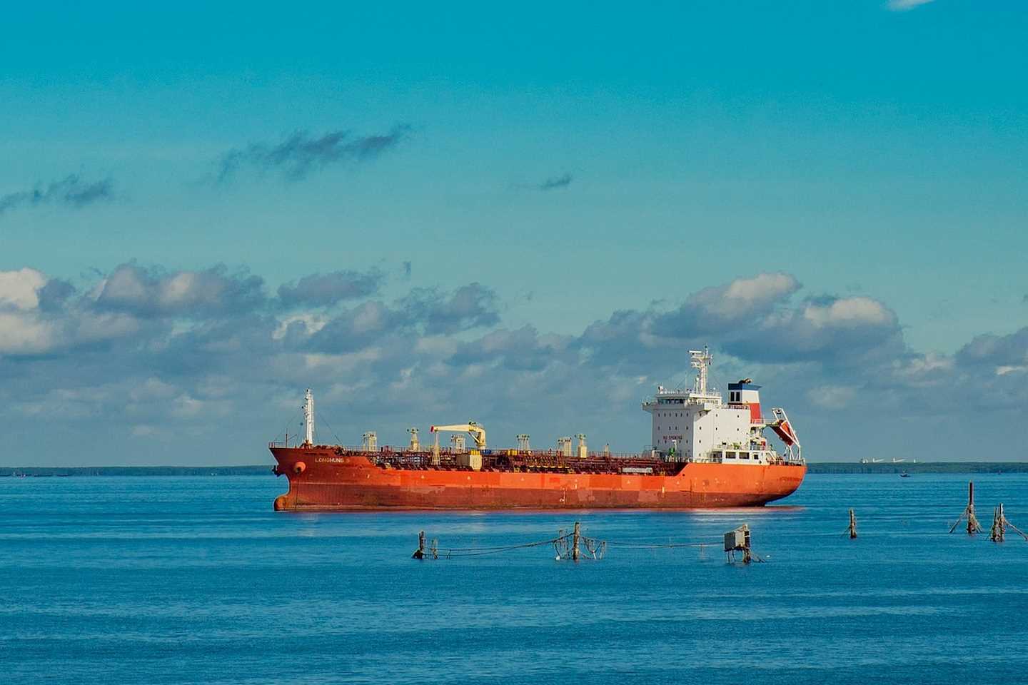 Происшествия в Казахстане и мире / У берегов Кувейта произошел взрыв на танкере