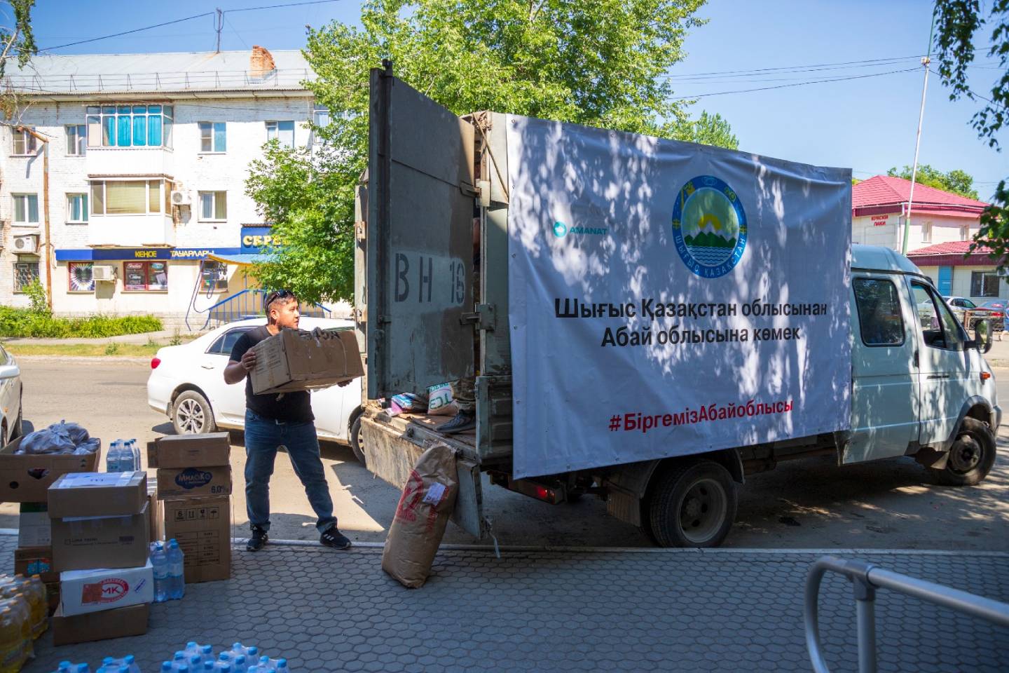 Усть-Каменогорск и ВКО / Восточноказахстанцы собрали 15 тонн гуманитарной помощи в Абайскую область