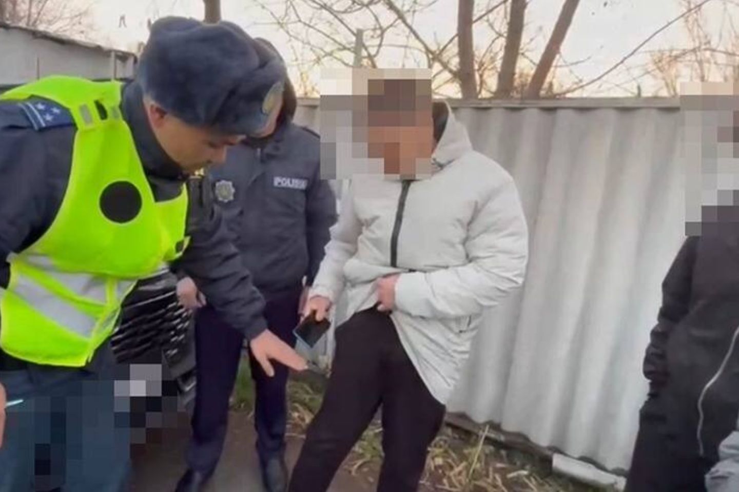 Новости Казахстана / Полицейские Шымкента задержали жителя за расклейку незаконных объявлений