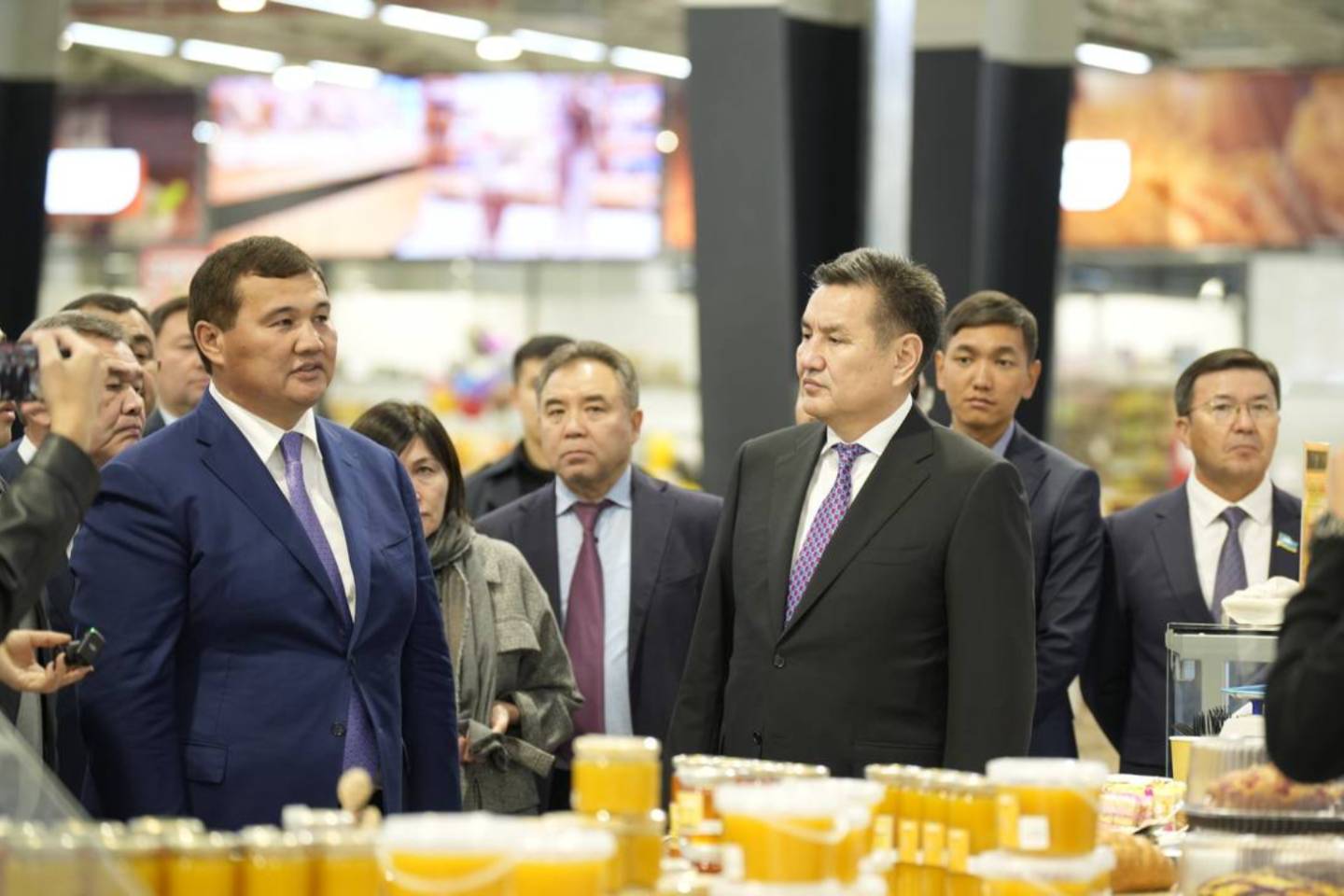Усть-Каменогорск и ВКО / Чем торгуют в ОРЦ "Алтай" в Усть-Каменогорске выяснила делегация из Кызылорды Усть-Каменогорск и ВКО / Чем торгуют в ОРЦ "Алтай" в Усть-Каменогорске выяснила делегация из Кызылорды