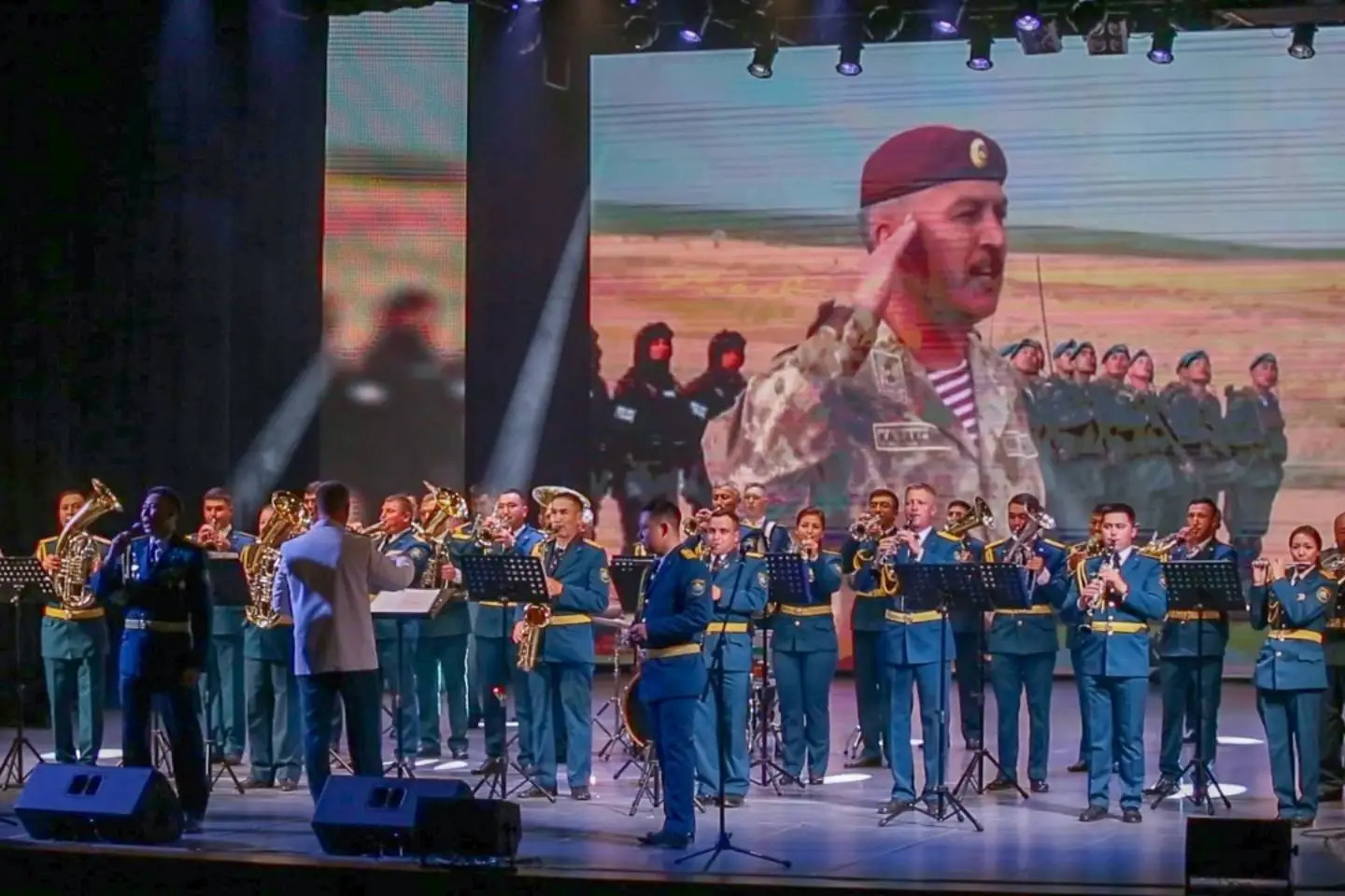 Усть-Каменогорск и ВКО / Бүгін Өскемендегі сауда орындарында әскери оркестр өнер көрсетеді