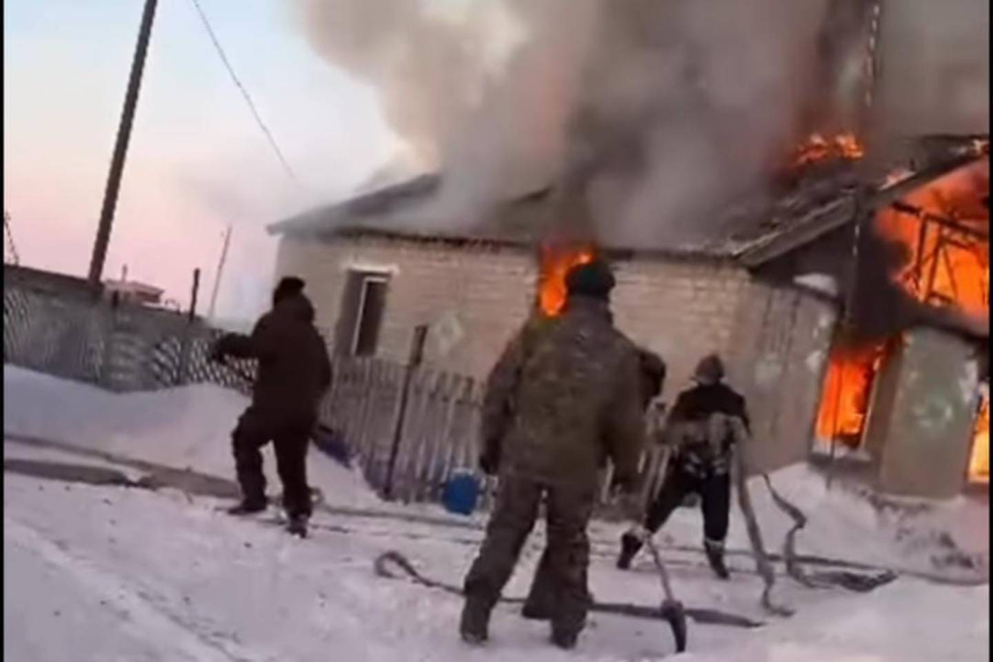 Происшествия в Казахстане и мире / Почти час ждали спасателей погорельцы в селе в СКО