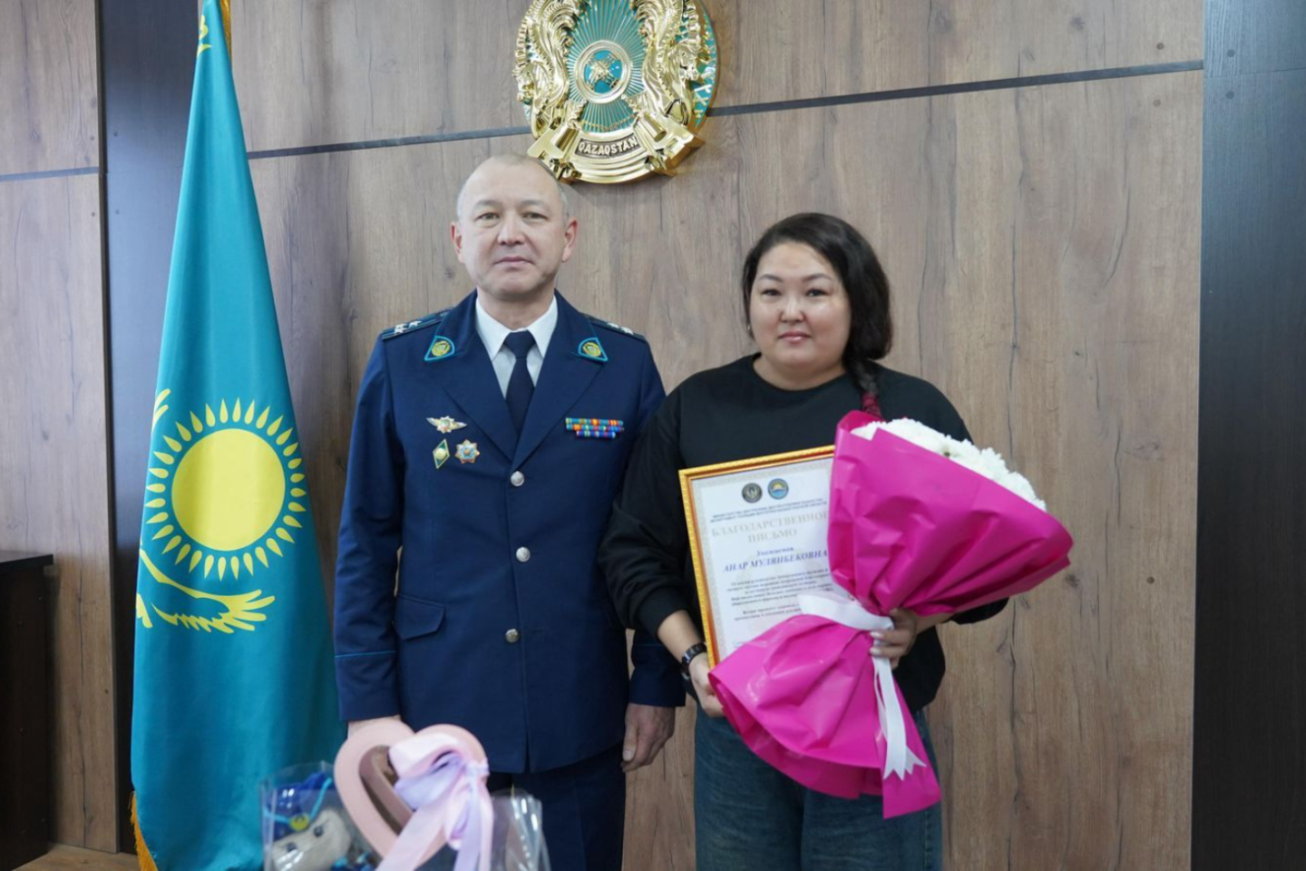 Усть-Каменогорск и ВКО / Усть-Каменогорск / В Усть-Каменогорске случайная прохожая спасла пенсионерку от мошенников