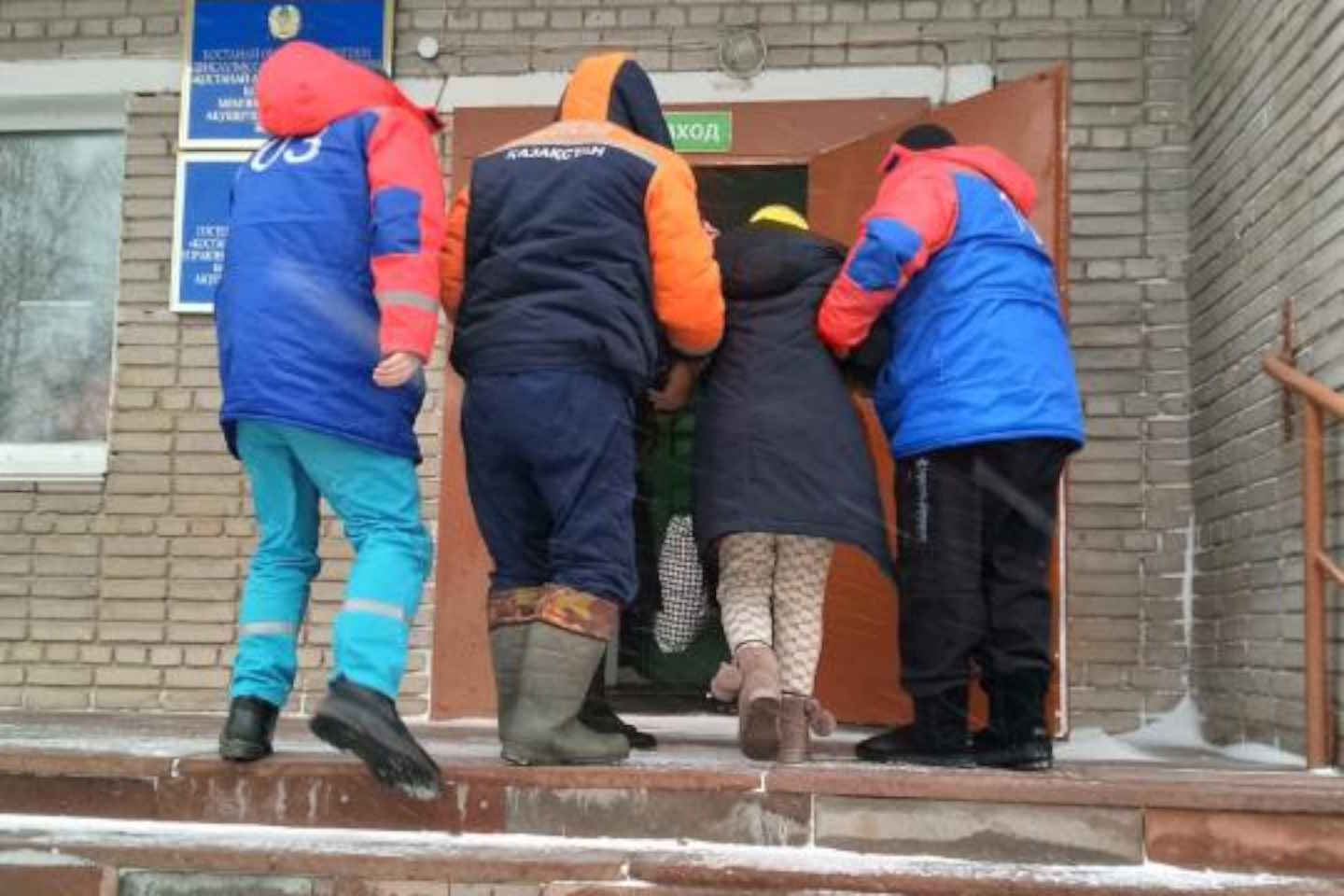 Новости Казахстана / Общество в Казахстане / Сотрудники МЧС РК за сутки из снежных заносов спасли более 300 человек