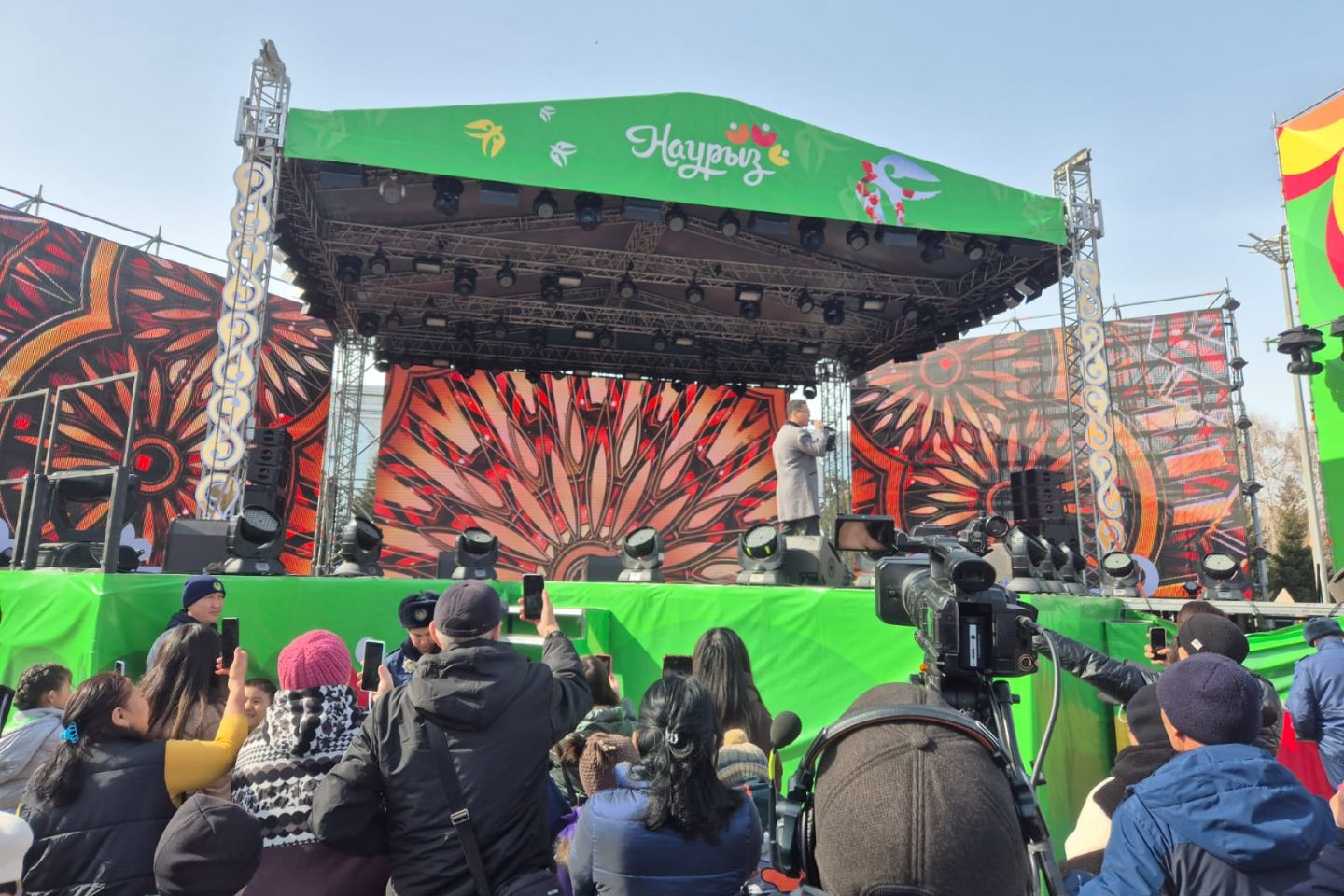 Усть-Каменогорск и ВКО / Усть-Каменогорск / Тысячи устькаменогорцев пришли за хорошим настроением на площадь Республики