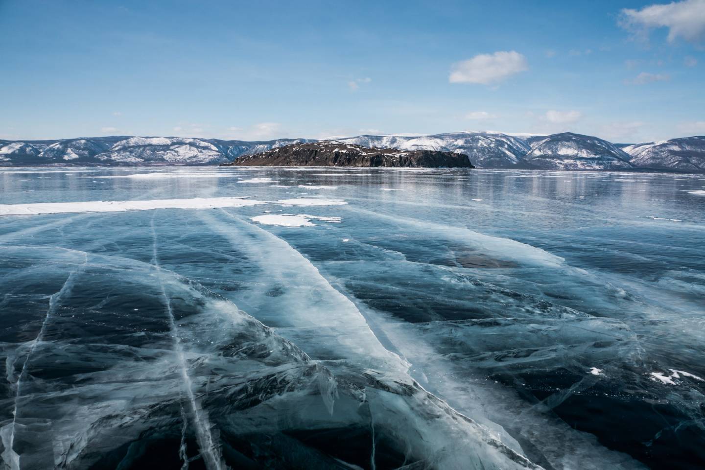 Усть-Каменогорск и ВКО / Спасатели дробят лед на реках ВКО