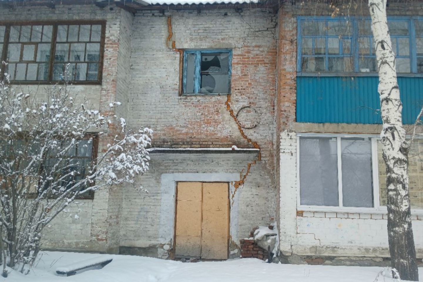 Усть-Каменогорск и ВКО / Шемонаиха (Шемонаихинский р-он) / Между морозами и судами: в Шемонаихе не могут решить судьбу аварийного дома Усть-Каменогорск и ВКО / Шемонаиха (Шемонаихинский р-он) / Между морозами и судами: в Шемонаихе не могут решить судьбу аварийного дома