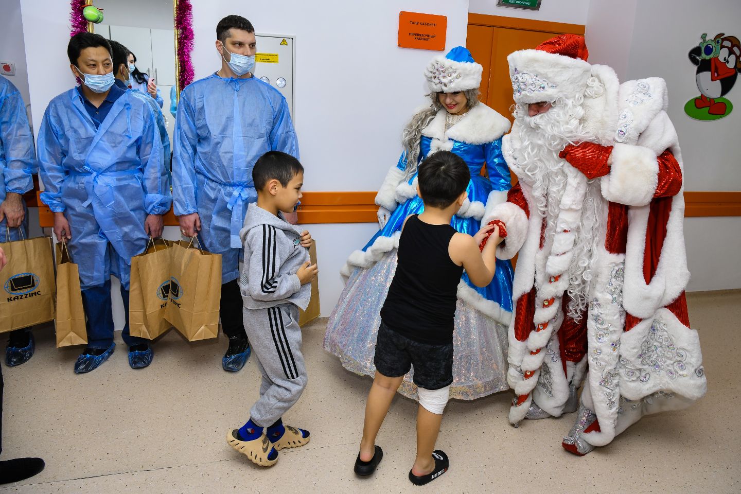 Партнерские материалы / Мишкопад для детей: в ЦМиР привезли подарки от хоккеистов и горожан