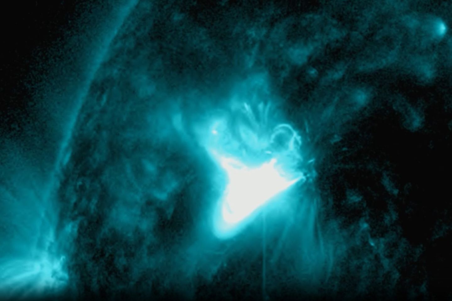 Новости мира / Солнце внезапно "взорвалось": после затишья зафиксированы сильные вспышки