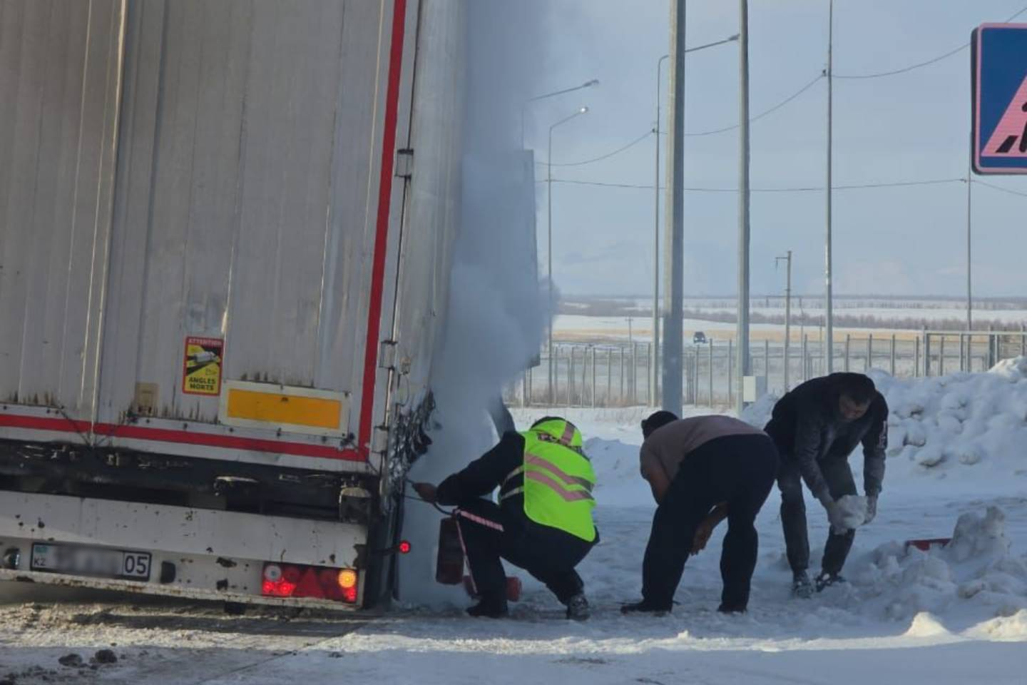 Усть-Каменогорск и ВКО / Фура на горящем колесе пронеслась по трассе Усть-Каменогорск – Алматы