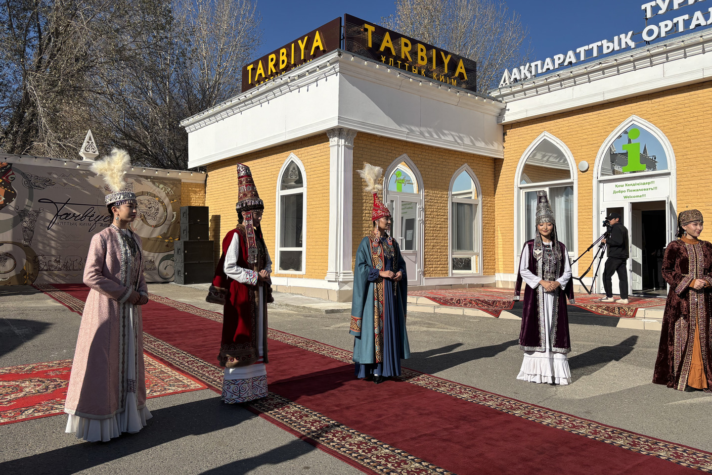 Усть-Каменогорск и ВКО / Ұлттық киім Берелден табылған алтынмен көмкерілді  Усть-Каменогорск и ВКО / Ұлттық киім Берелден табылған алтынмен көмкерілді
