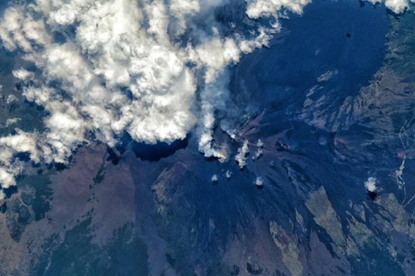 Новости мира / Кадры из космоса: вулкан на Сицилии снова проснулся