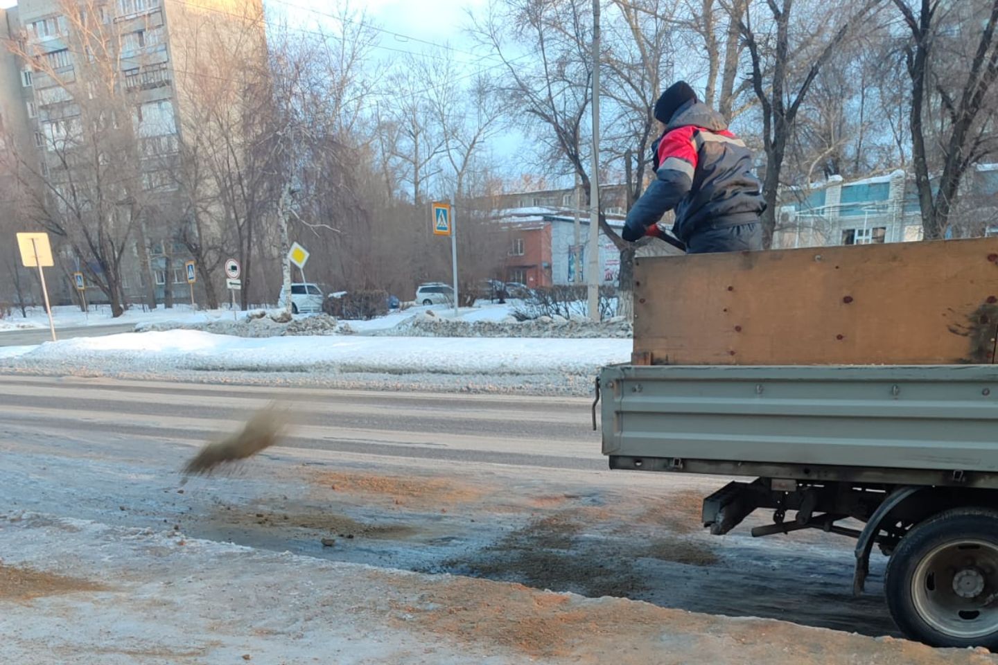Усть-Каменогорск и ВКО / Усть-Каменогорск / Помогать бороться с гололедицей призвали коммунальщики Усть-Каменогорска
