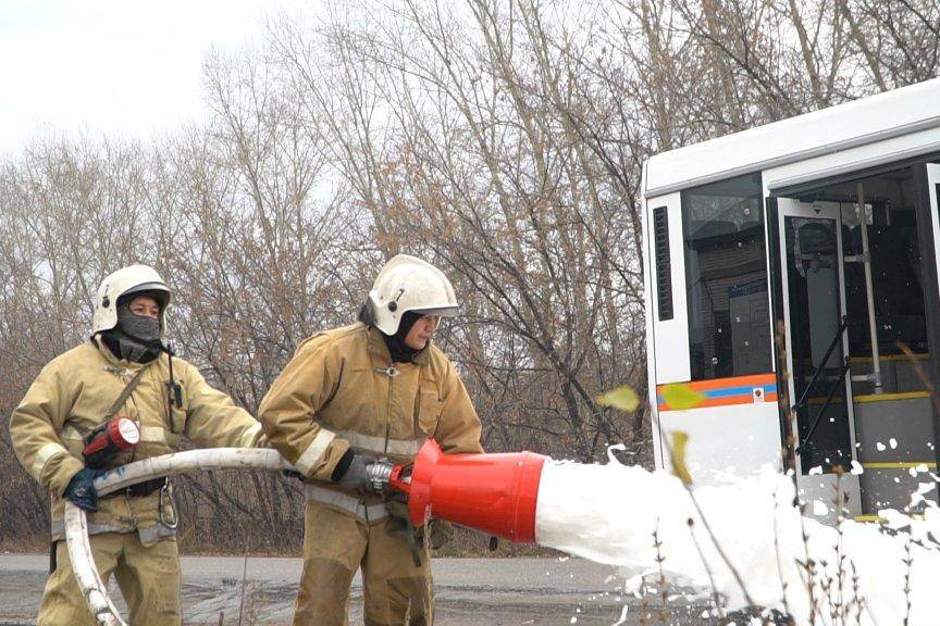 Новости Казахстана / Общество в Казахстане / Как быстро выбраться из горящего автобуса продемонстрировали пожарные в Усть-Каменогорске