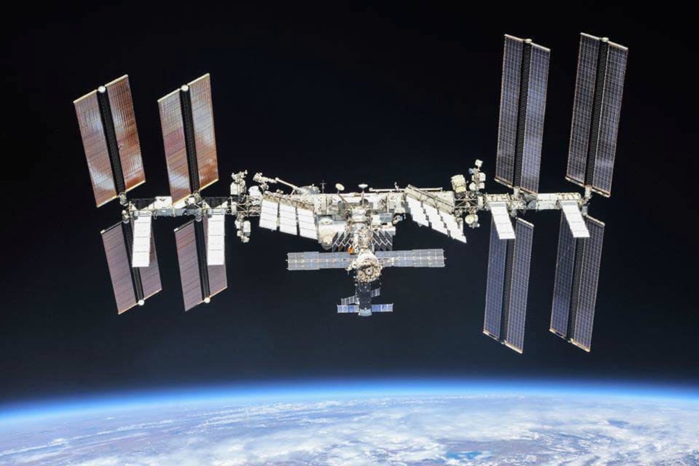 Новости мира / Интересные новости / Астронавты NASA вышли в открытый космос с борта МКС