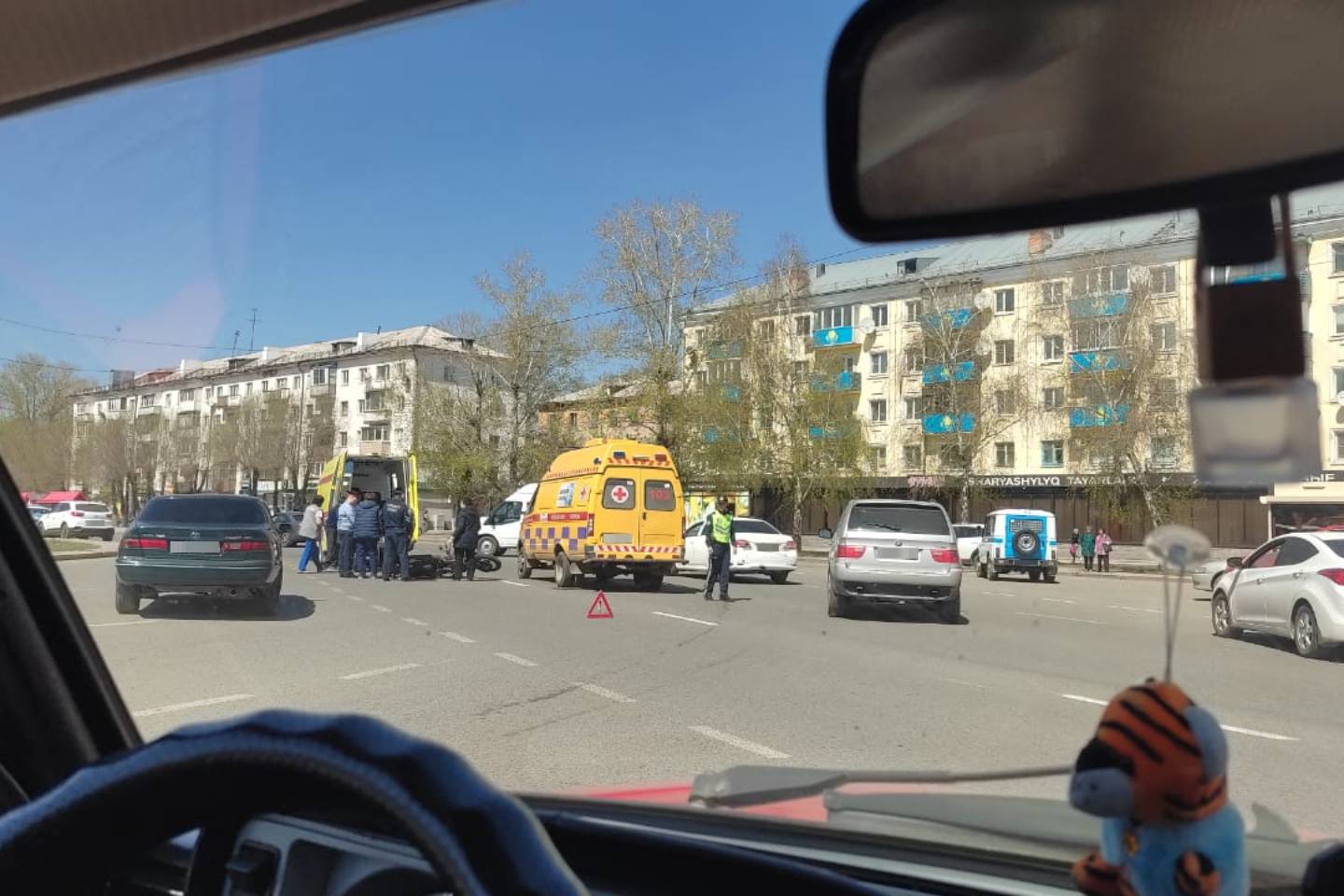 Происшествия в Казахстане и мире / ДТП / Мотоциклист попал в ДТП на одной из центральных улиц Усть-Каменогорска