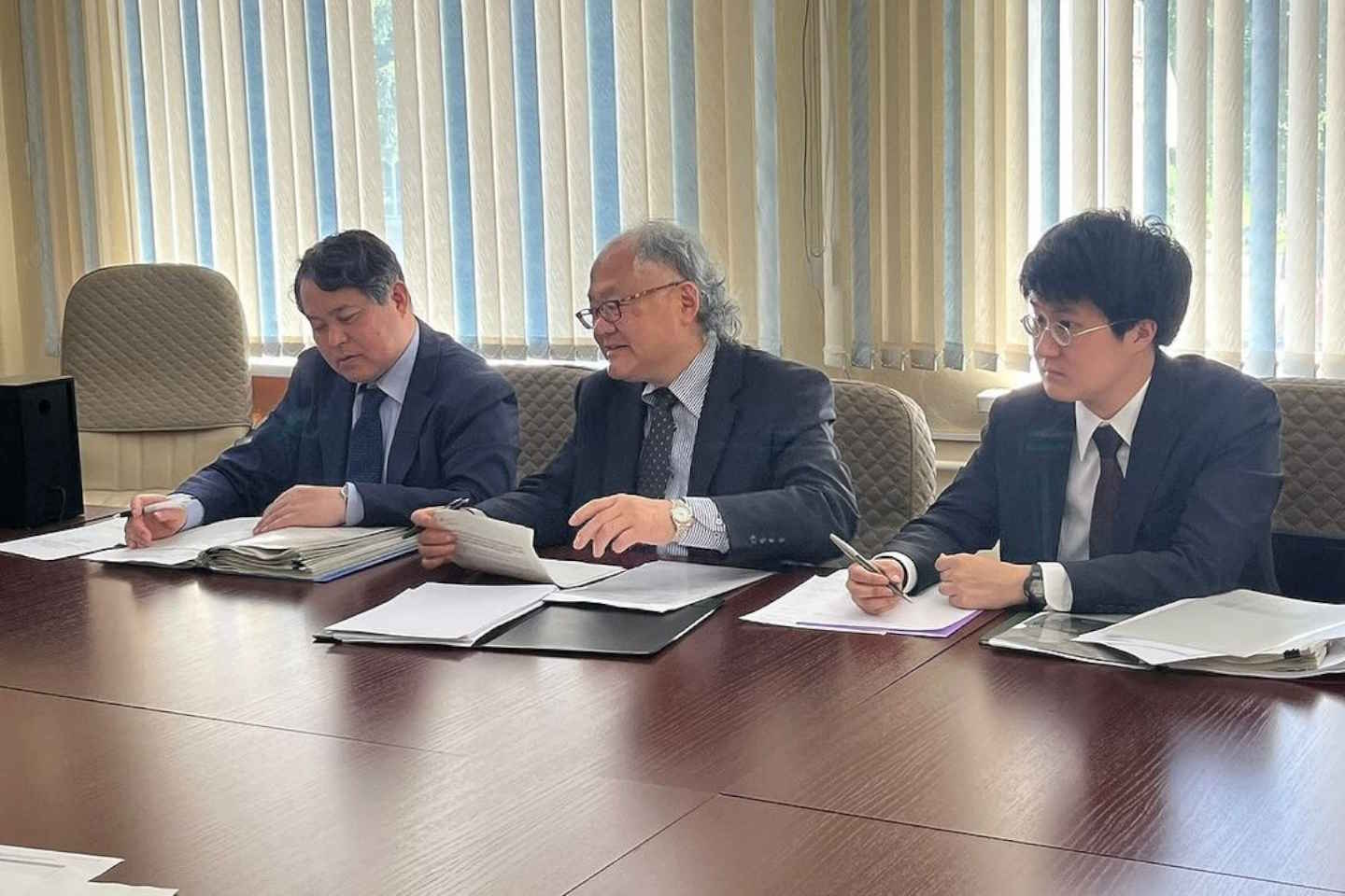 Усть-Каменогорск и ВКО / Район Алтай посетила делегация из Японии, чтобы посетить захоронения сограждан