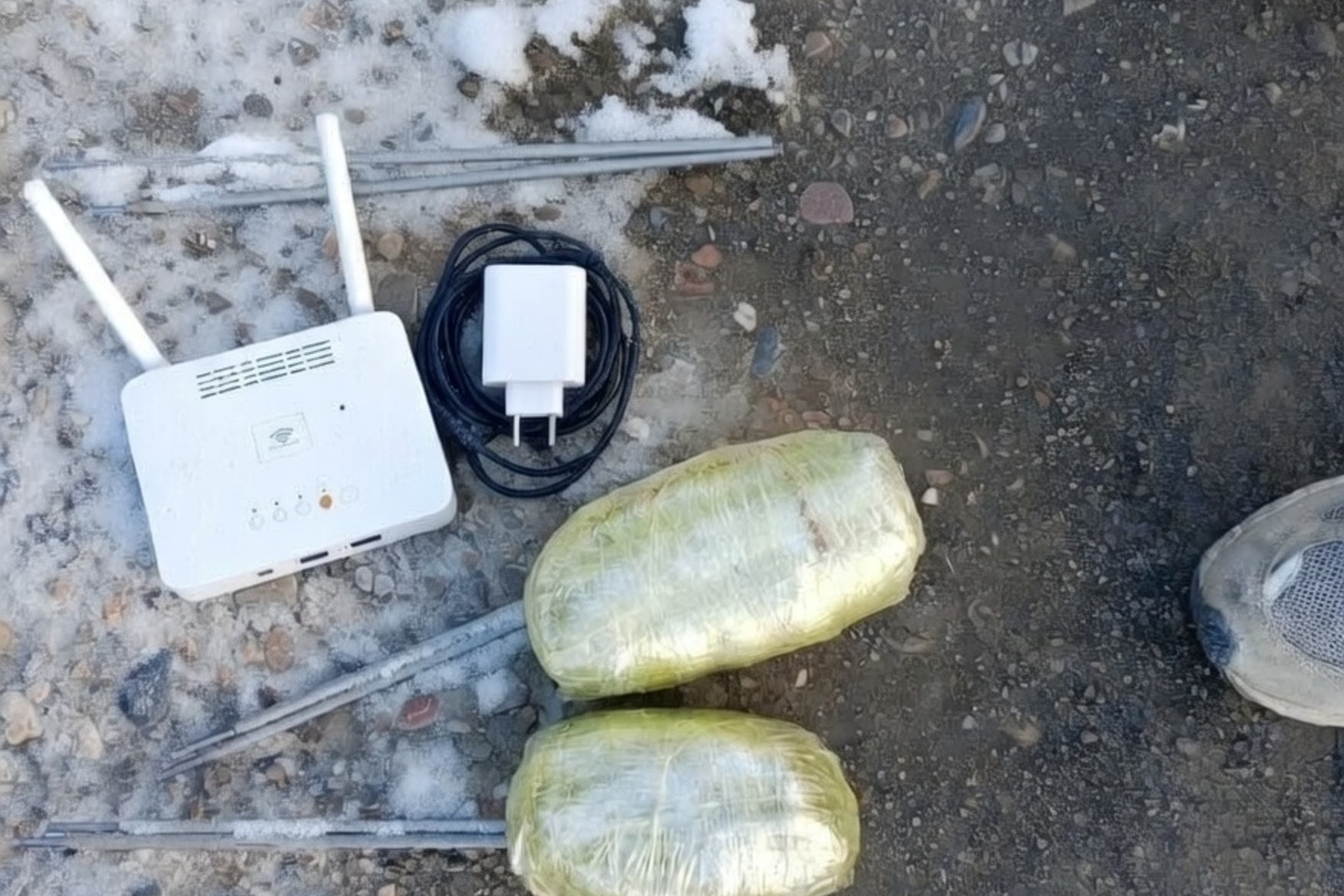 Усть-Каменогорск и ВКО / Өскеменде түрмеге есірткі мен Wi-Fi роутерін лақтырмақ болған адам ұсталды